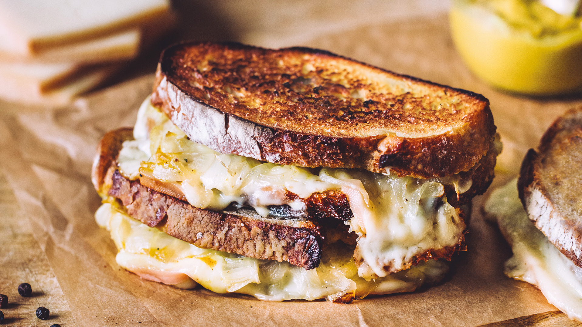 Grilled cheese à la raclette et compoté d'oignons