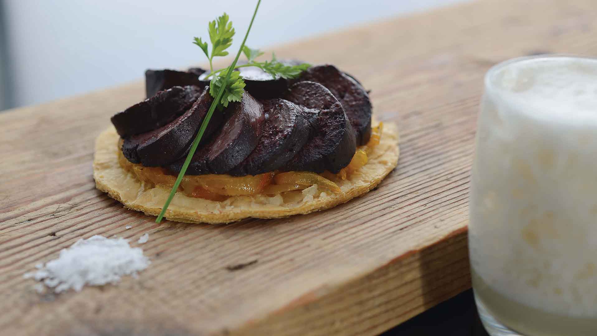 Recette de tarte boudin noir, safran et confiture d’oignons