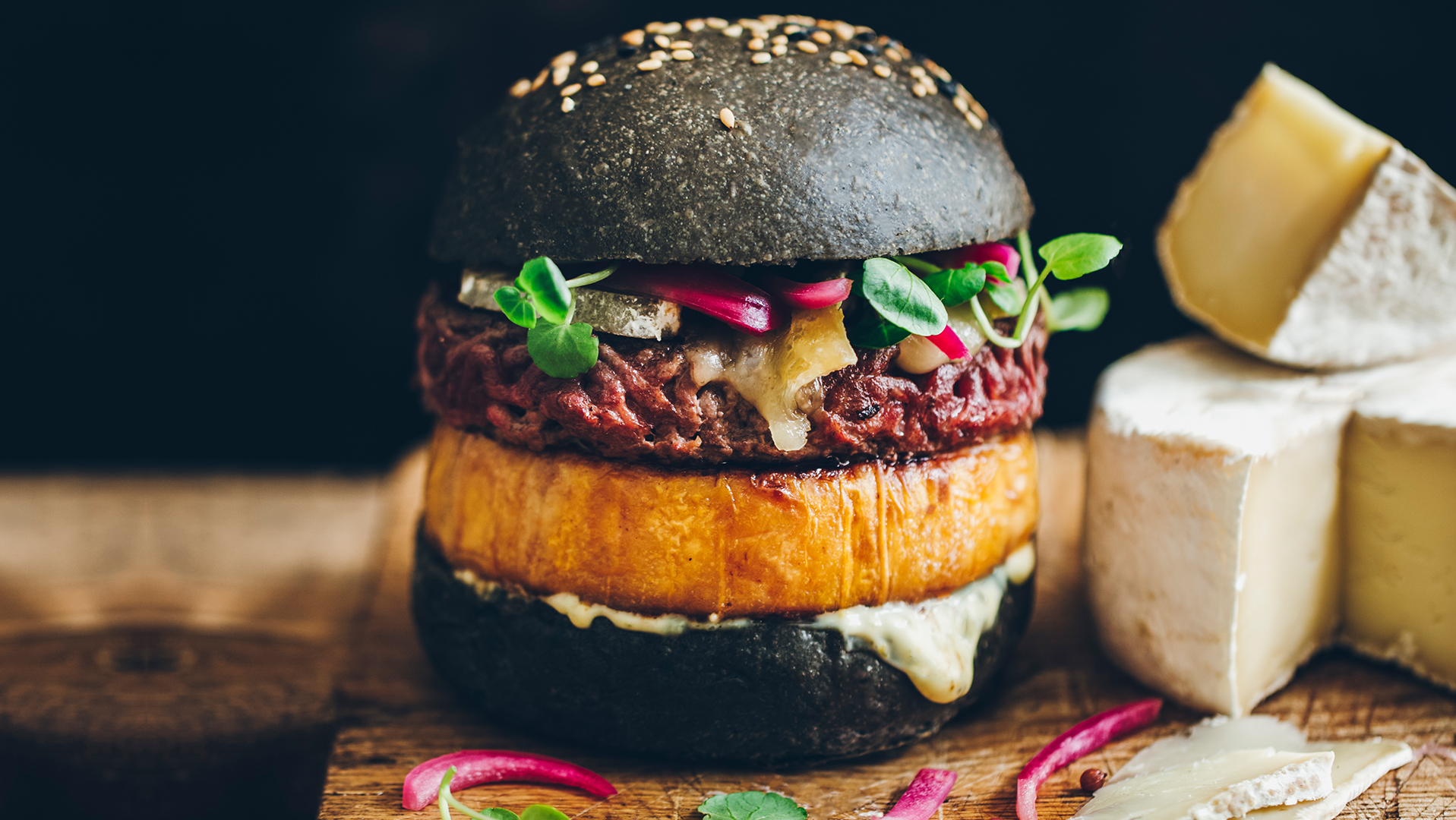Black burger potimarron, steak haché à la viande maturée et fromage Col Bayard - recette Sherpa