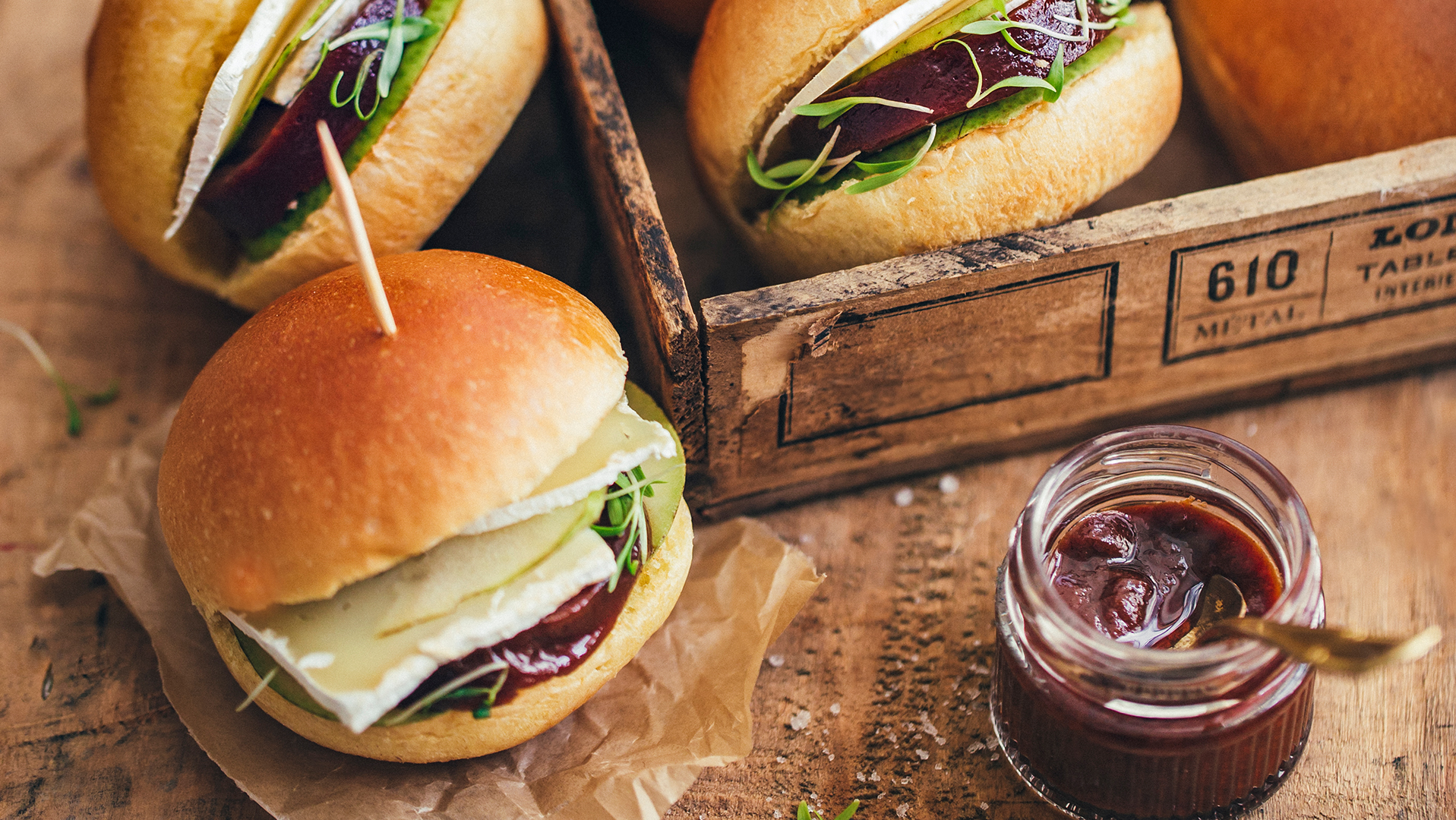 Bouchées briochées, tomette de brebis et confiture de baies d'argousier - recette Sherpa