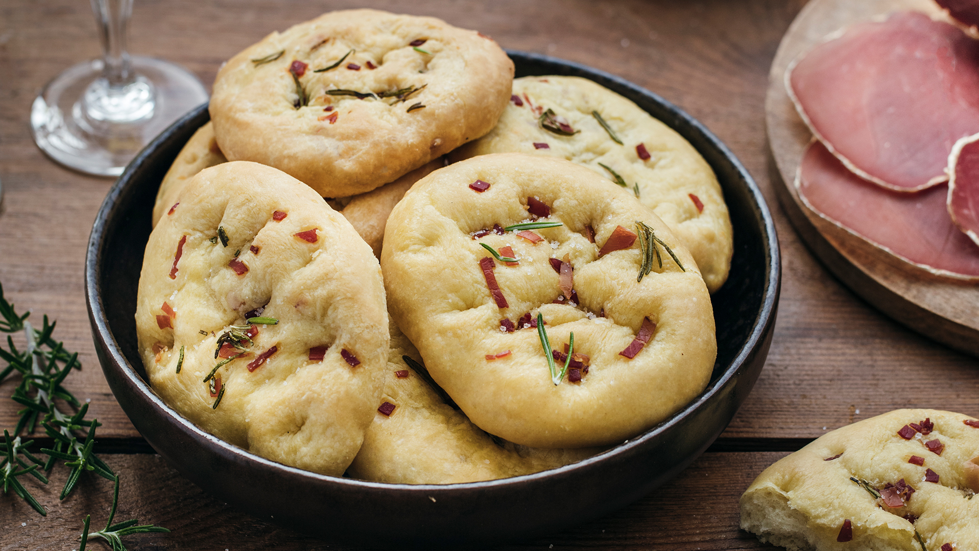 Mini foccacias noix de jambon et romarin - recette Sherpa