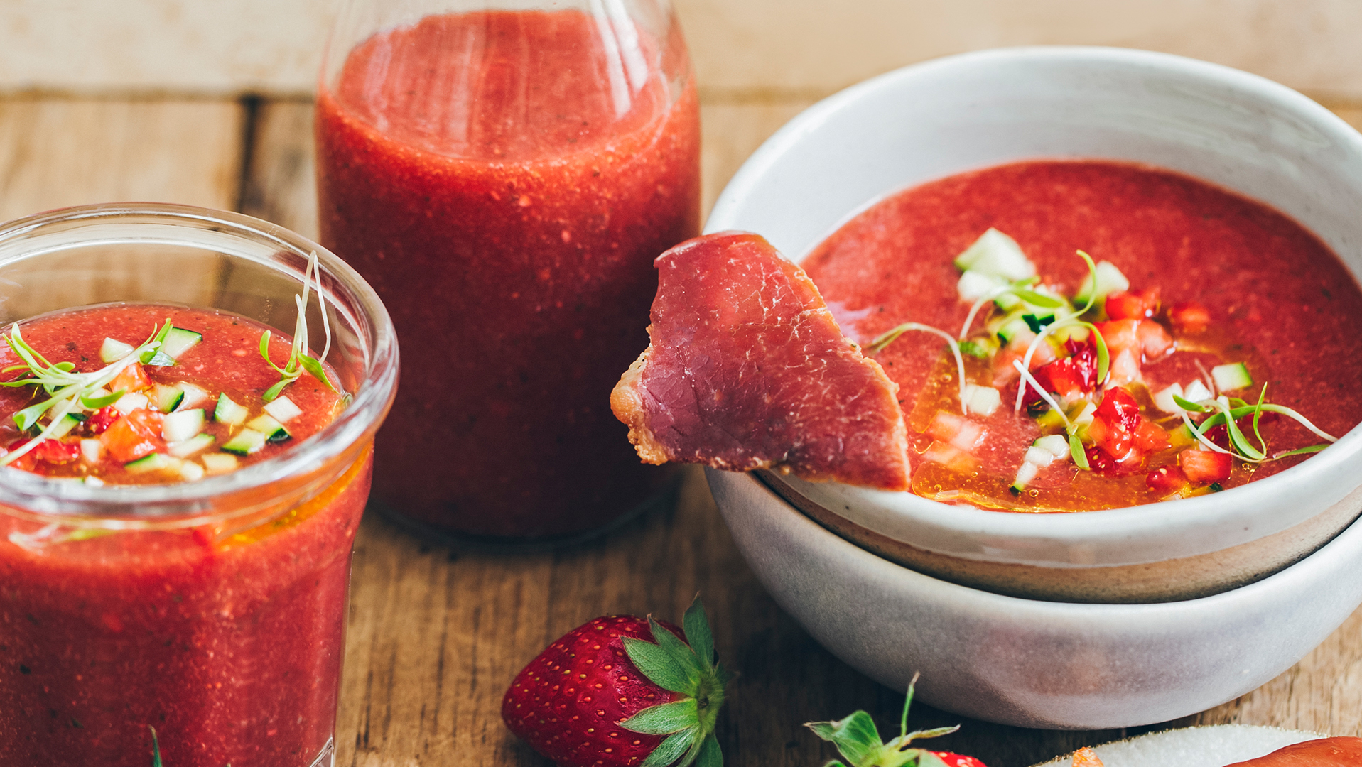 Gaspacho fraises, tomates et chips de jambon cru