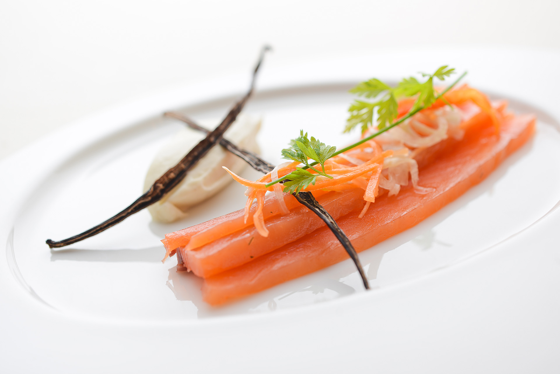 Recette de gravlax de saumon, mousseline de céleri et vanille
