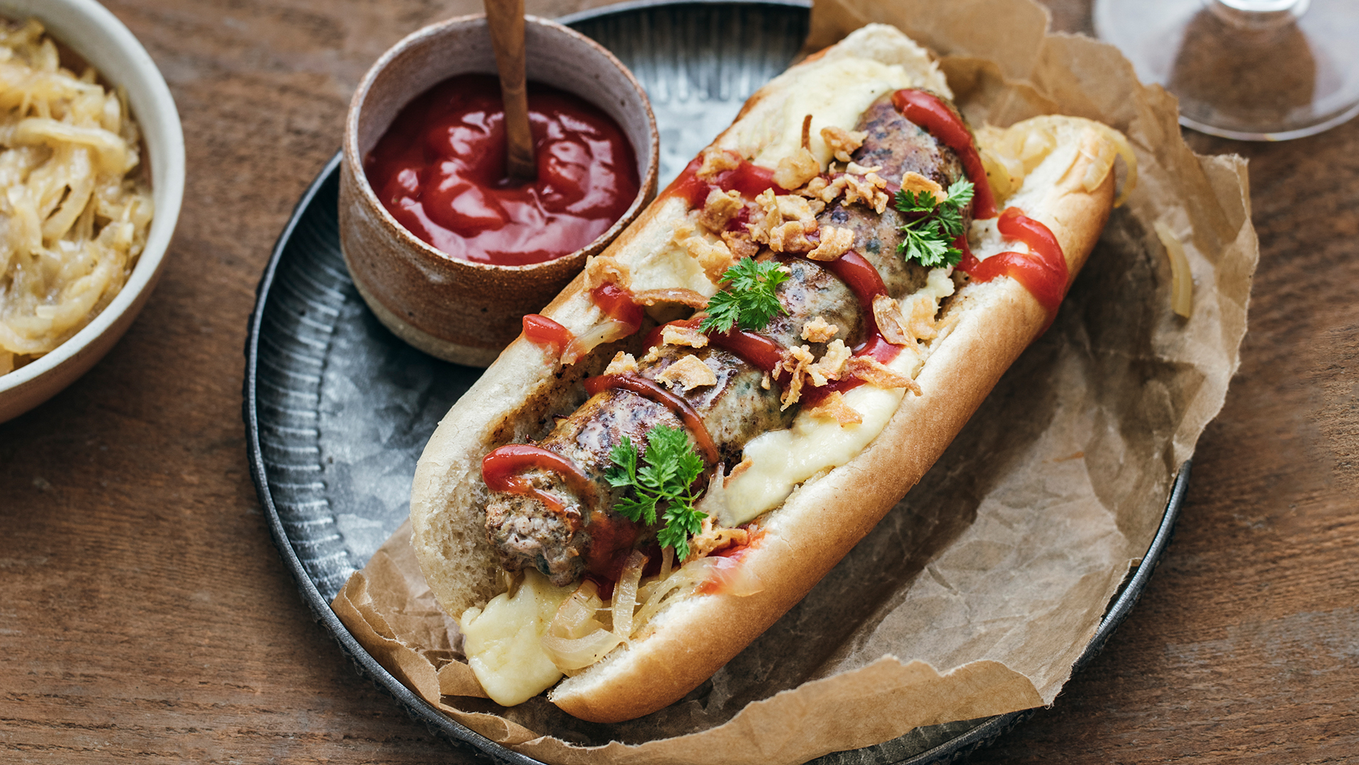 Hot-dog diots à l'ail des ours, confits d'oignons et crème d'Abondance - recette Sherpa
