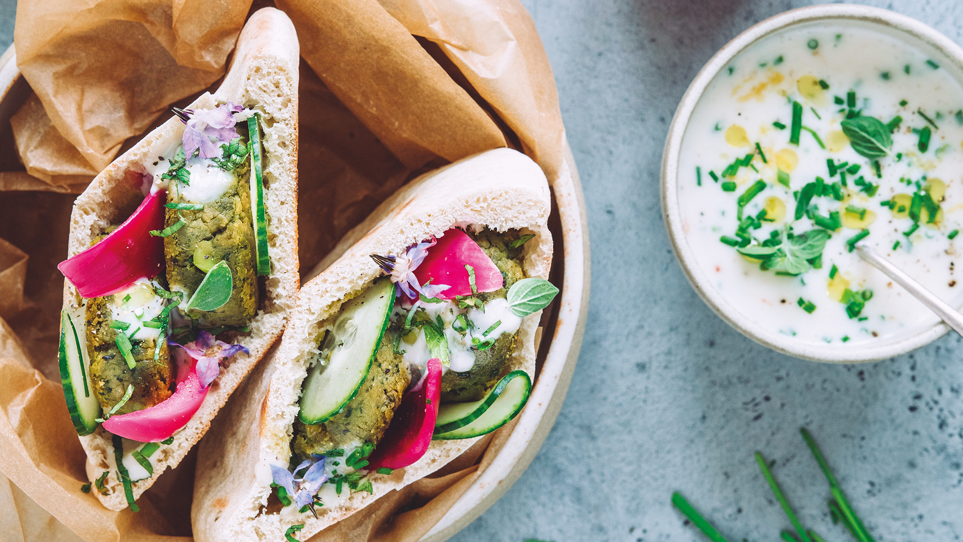Pain pita, falafel aux légumes verts, sauce à la Cancoillotte aux morilles - recette Sherpa