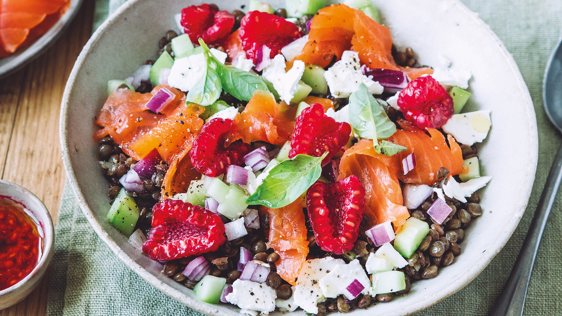 Salade de lentilles, truite fumée, feta, concombre, framboises - recette Sherpa