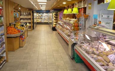 Intérieur supermarché sherpa Tignes - le lac autre vue d'ensemble