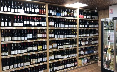 Intérieur supermarché sherpa Courchevel 1850 cave à vins