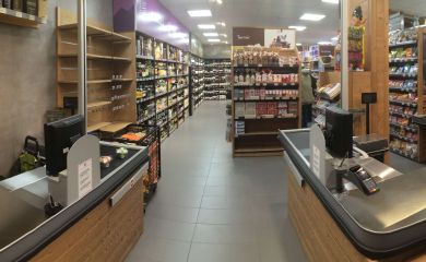 Intérieur supermarché sherpa Flaine passage en caisse