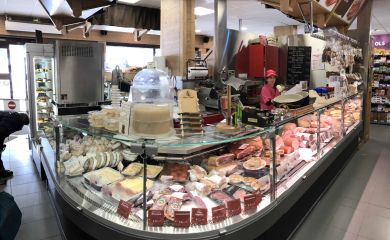 Intérieur supermarché sherpa Flaine fromagerie et charcuterie à la découpe