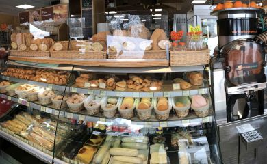 Intérieur supermarché sherpa Flaine rayon boulangerie