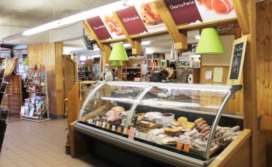 Intérieur supermarché sherpa Lélex fromagerie charcuterie en