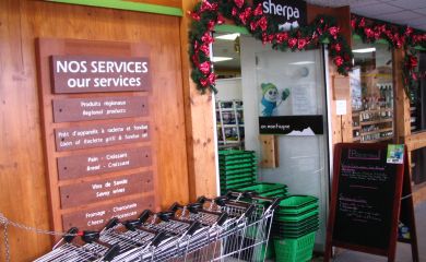 Extérieur supermarché sherpa Ménuires (les) - croisette entrée avec file de caddie