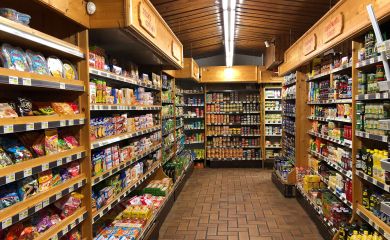 Intérieur supermarché sherpa Méribel Mottaret rayons alimentaires