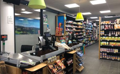 Intérieur supermarché sherpa Métabief passage en caisse