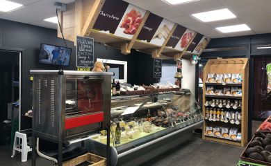 Intérieur supermarché sherpa Métabief rayon découpe fromagerie et charcuterie