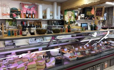 Intérieur supermarché sherpa Orcières 1850 fromagerie et charcuterie