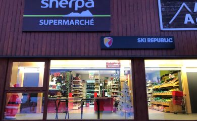 Extérieur supermarché Sherpa Plagne centre vue depuis l'extérieur du centre commerçial