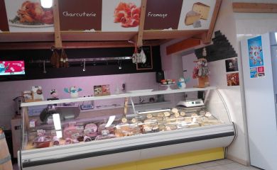 Intérieur supermarché sherpa Pralognan fromage et charcuterie