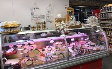 Intérieur supermarché sherpa Puy Saint Vincent 1400 fromagerie et charcuterie