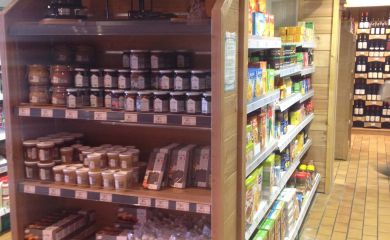 Intérieur supermarché sherpa Saint Francois Longchamp rayon terre de l'Alpes et terroir