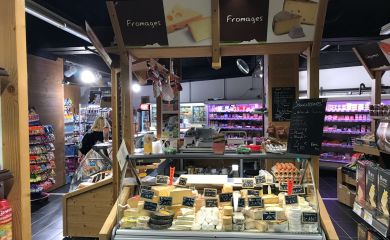 Intérieur supermarché sherpa Serre Chevalier 1350 rayon fromagerie et charcuterie