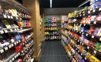 Intérieur supermarché sherpa Serre Chevalier 1350 rayons biscuits et sucreries