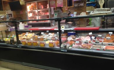 Intérieur supermarché sherpa Serre Chevalier 1500 rayon découpe charcuterie boucherie