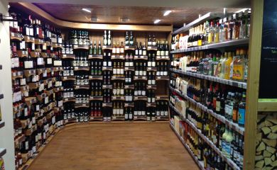 Intérieur supermarché sherpa Serre Chevalier 1500 glacier cave à vins