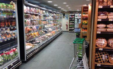 Intérieur supermarché sherpa Serre Chevalier 1500 glacier rayon frais