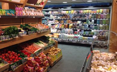 Intérieur supermarché sherpa Serre Chevalier 1500 glacier rayon fruits