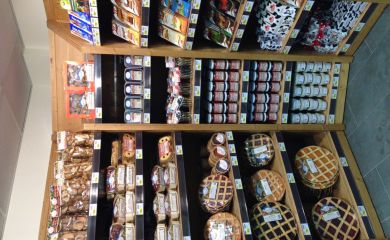 Intérieur supermarché sherpa Serre Chevalier 1500 glacier rayon alimentaire de produits du terroir