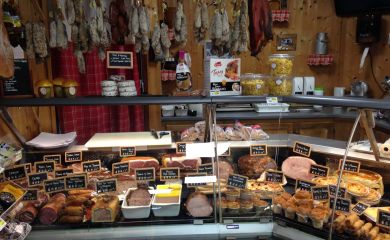 Intérieur supermarché sherpa Sixt Fer à Cheval charcuterie