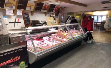 Intérieur supermarché sherpa Superdévoluy fromagerie et charcuterie