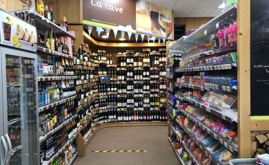 Intérieur supermarché sherpa Tania (la) cave à vins