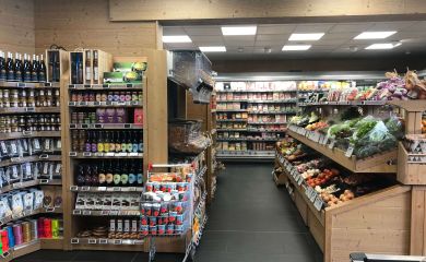 Intérieur supermarché sherpa Tignes - lavachet rayons alimentaires divers