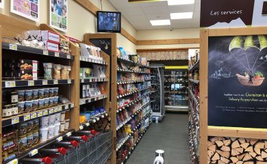 Intérieur supermarché sherpa Toussuire (la) allée de rayon alimentaire