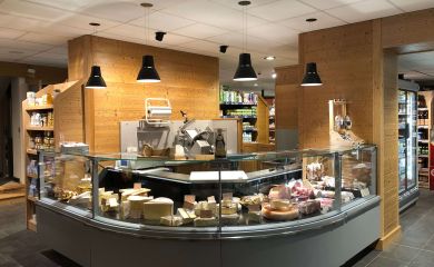 Intérieur supermarché sherpa Val Cenis - lanslebourg charcuterie et fromagerie
