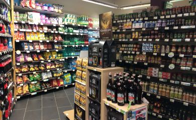 Intérieur supermarché sherpa Val Cenis - les champs rayons alcools et assaisonnements