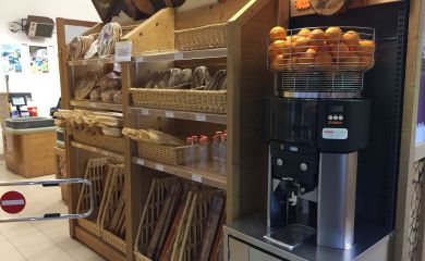 Intérieur supermarché sherpa Valfréjus boulangerie et pressoir à fruits