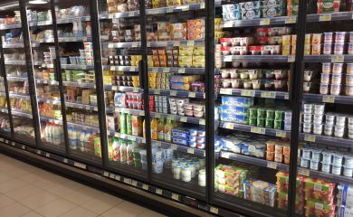 Intérieur supermarché sherpa Valfréjus rayon alimentaire frais