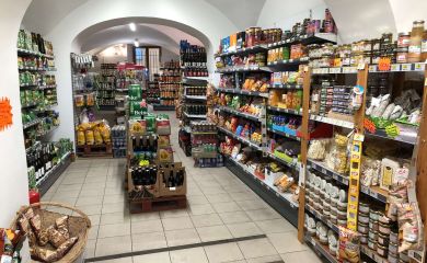 Intérieur supermarché sherpa Briançon rayons alimentaires et allée centrale