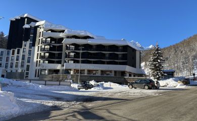 Intérieur supermarché sherpa Vars - centre rayon fruits et légumes