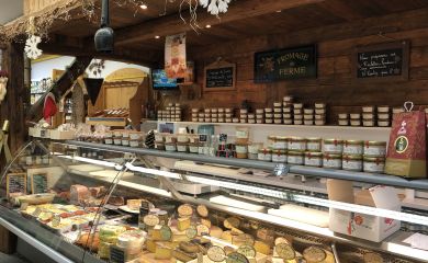 Supermarché Sherpa Champagny en Vanoise - Rayon Fromages, coupe