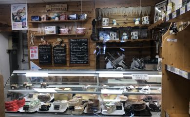 Intérieur sherpa supermarché Doucy rayon coupe et fromages