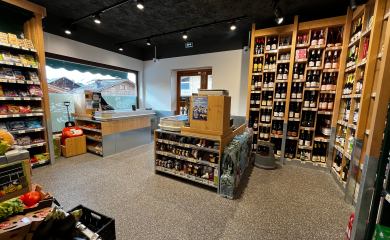 Intérieur supermarché sherpa Notre Dame de Bellecombe Rayon cave à vins et caisses