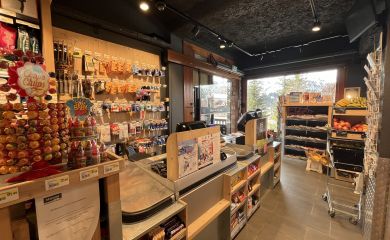 Intérieur supermarché sherpa Meribel Plateau caisses