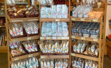 Supermarché Sherpa Chamrousse 1750 - Plein de délicieuses choses (saucissons, bière etc...)