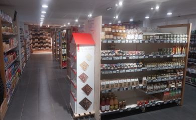 Intérieur supermarché sherpa Prémanon rayons alimentaires