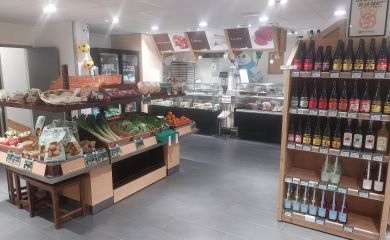 Intérieur supermarché sherpa Prémanon fruits et légumes et coupe